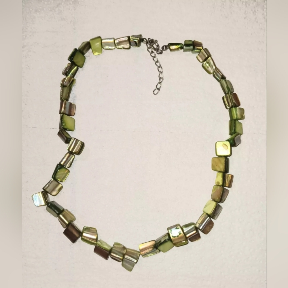 Stunning Vintage Mother Of Pearl Green Brown Shell Beads Necklace